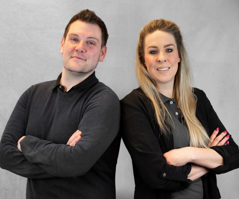 Geschäftsführer der Mobile Pflege Humanitas GbR: Katrin und Sebastian Hock Die zwei Geschäftsführer der Mobile Pflege Humanitas GbR, Katrin und Sebastian, stehen mit verschränkten Armen vor einem grauen Hintergrund.